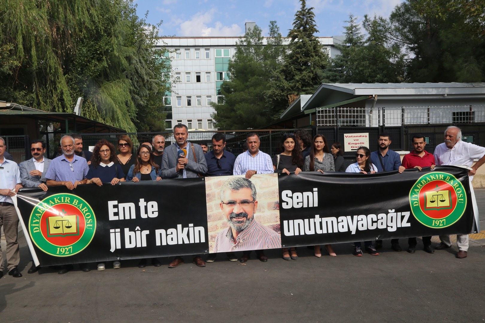 Baro Başkanımız Tahir ELÇİ'nin Katledilişinin 198. Haftası Anma Etkinliği Diyarbakır Adliyesi Önünde Gerçekleştirildi... — 3