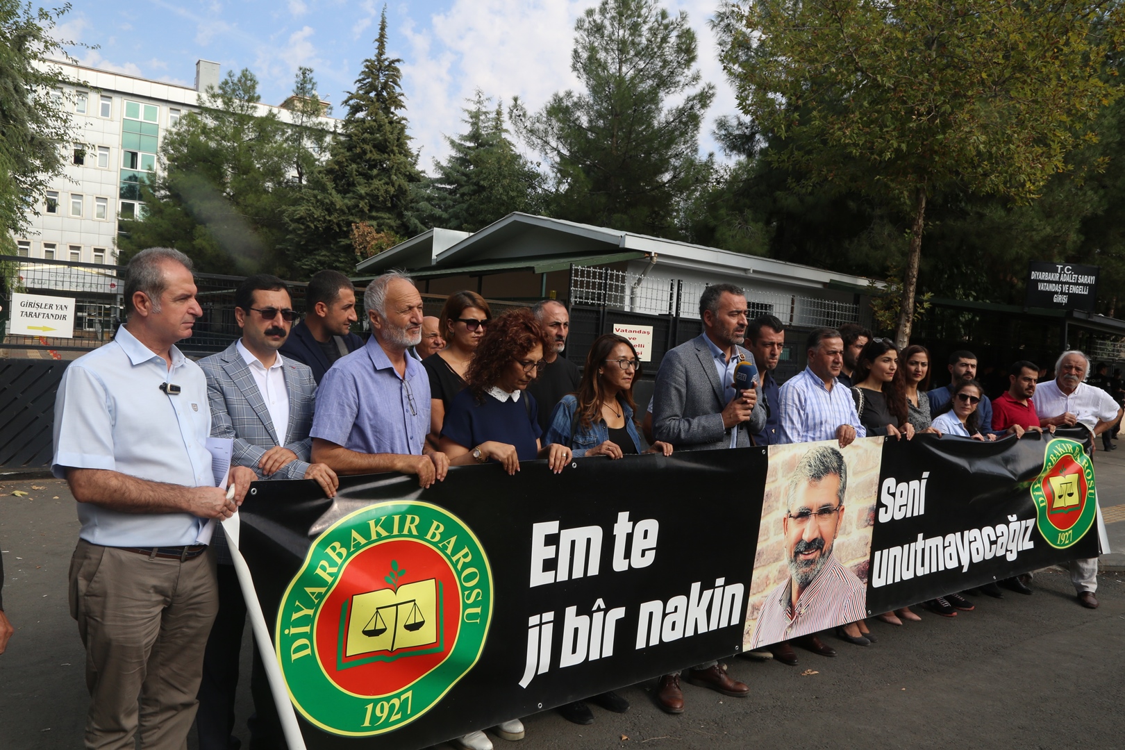 Baro Başkanımız Tahir ELÇİ'nin Katledilişinin 198. Haftası Anma Etkinliği Diyarbakır Adliyesi Önünde Gerçekleştirildi... — 4