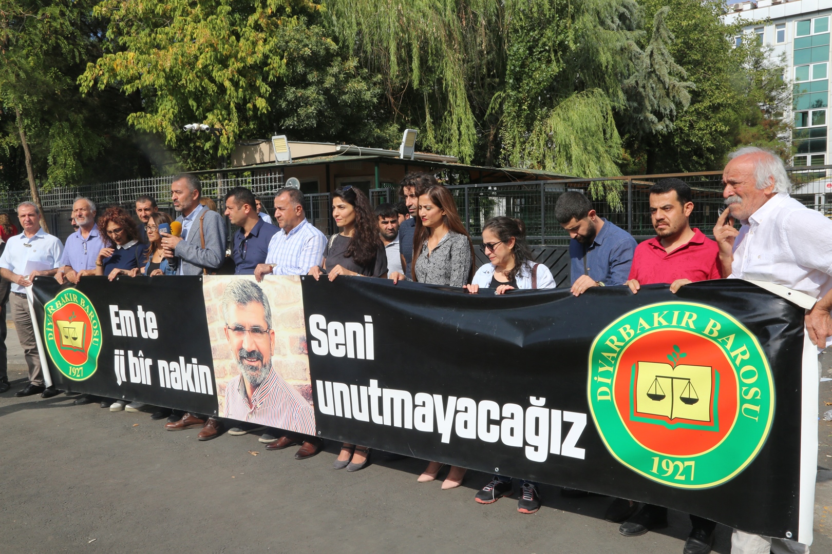 Baro Başkanımız Tahir ELÇİ'nin Katledilişinin 198. Haftası Anma Etkinliği Diyarbakır Adliyesi Önünde Gerçekleştirildi... — 5