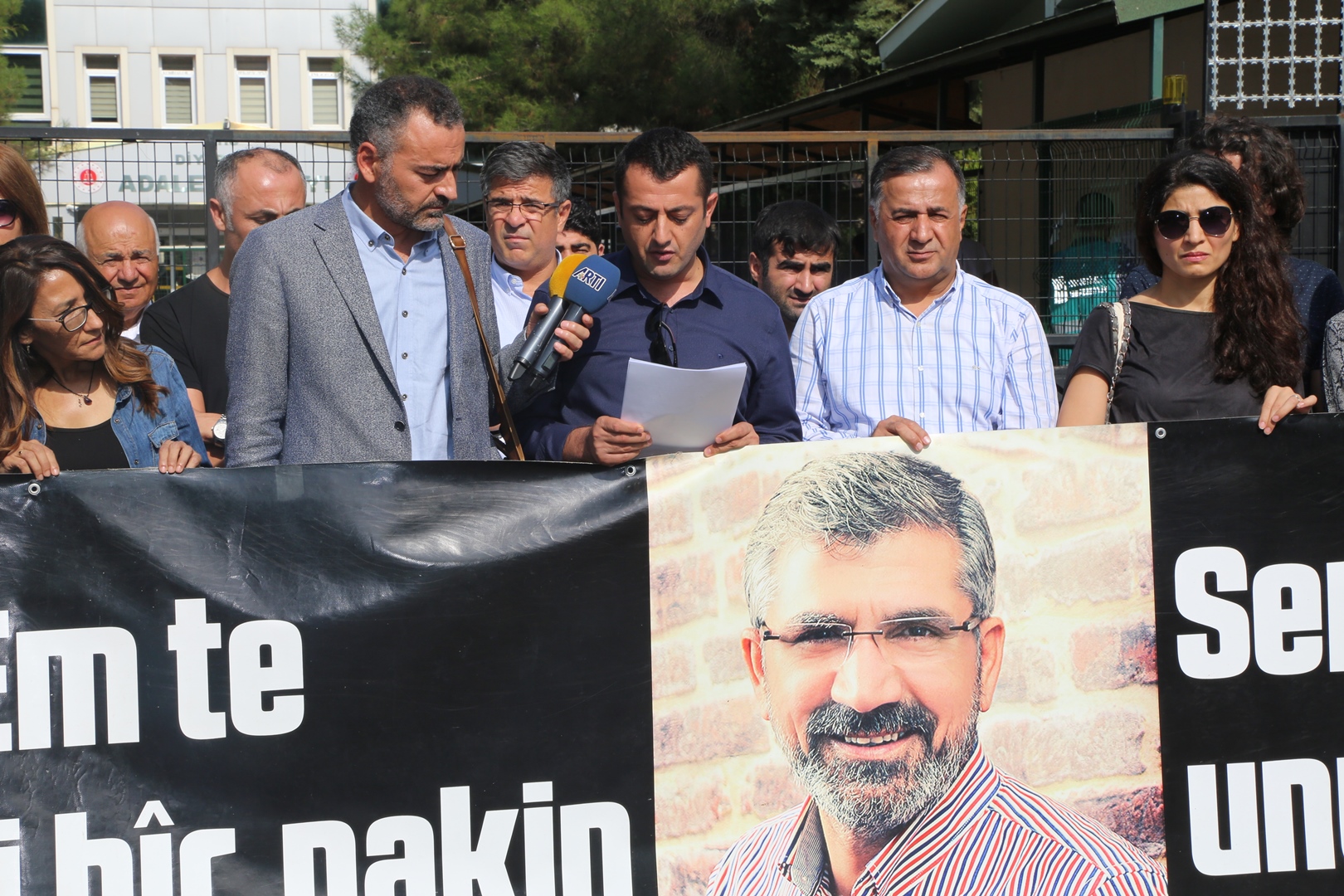 Baro Başkanımız Tahir ELÇİ'nin Katledilişinin 198. Haftası Anma Etkinliği Diyarbakır Adliyesi Önünde Gerçekleştirildi... — 6