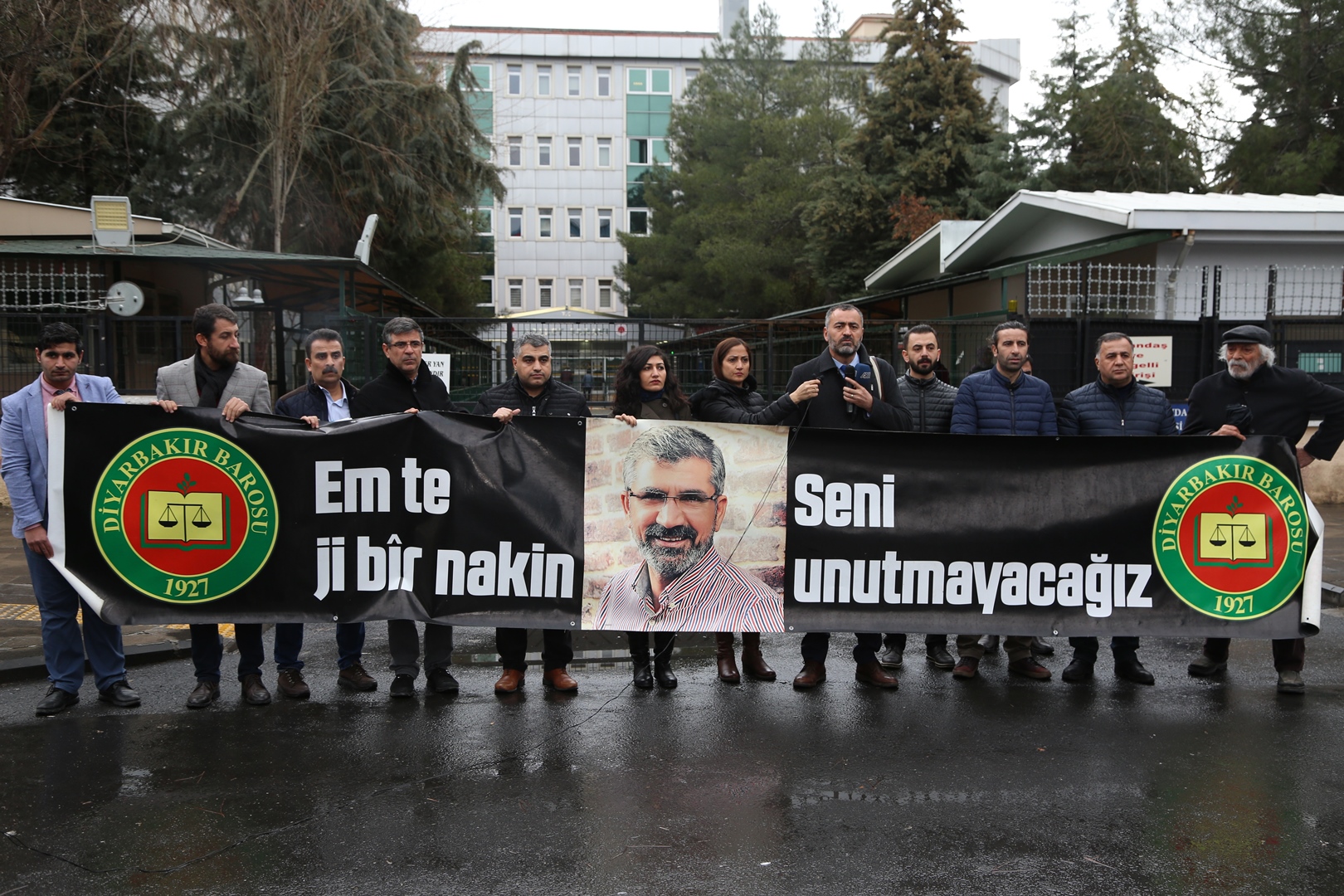 Baro Başkanımız Tahir ELÇİ'nin Katledilişinin 213. Haftası Anma Etkinliği Diyarbakır Adliyesi Önünde Gerçekleştirildi — 1