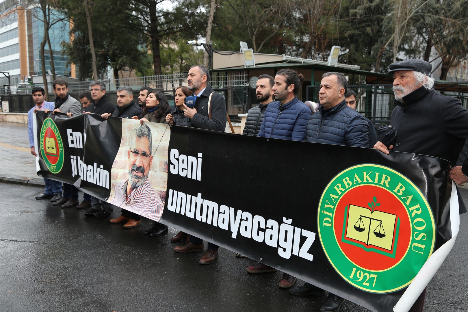 Baro Başkanımız Tahir ELÇİ'nin Katledilişinin 213. Haftası Anma Etkinliği Diyarbakır Adliyesi Önünde Gerçekleştirildi — 2