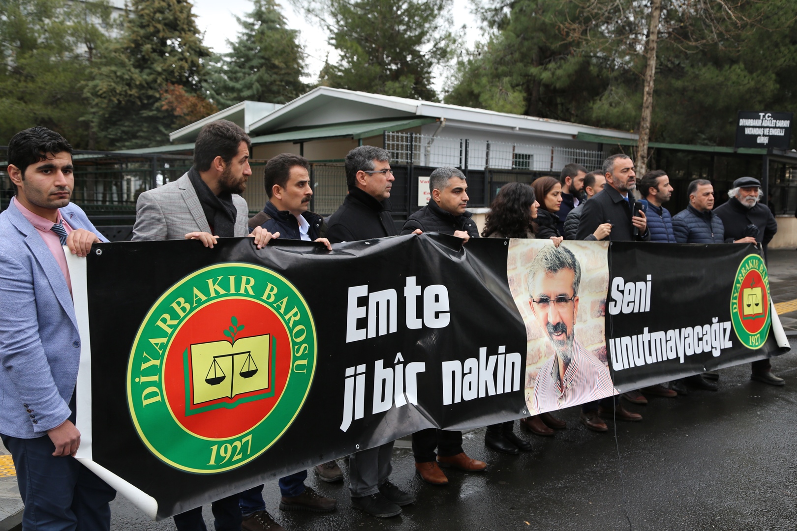 Baro Başkanımız Tahir ELÇİ'nin Katledilişinin 213. Haftası Anma Etkinliği Diyarbakır Adliyesi Önünde Gerçekleştirildi — 3
