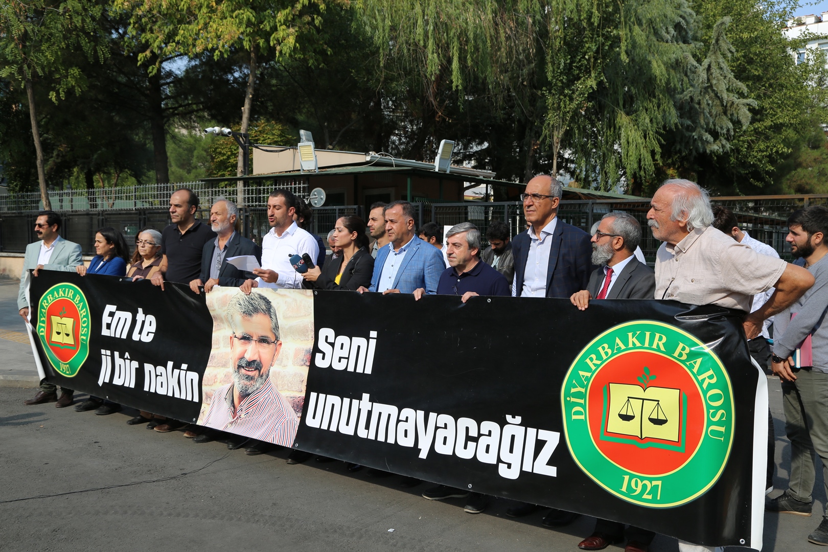 Baro Başkanımız Tahir ELÇİ'nin Katledilişinin 199. Haftası Anma Etkinliği Diyarbakır Adliyesi Önünde Gerçekleştirildi... — 2