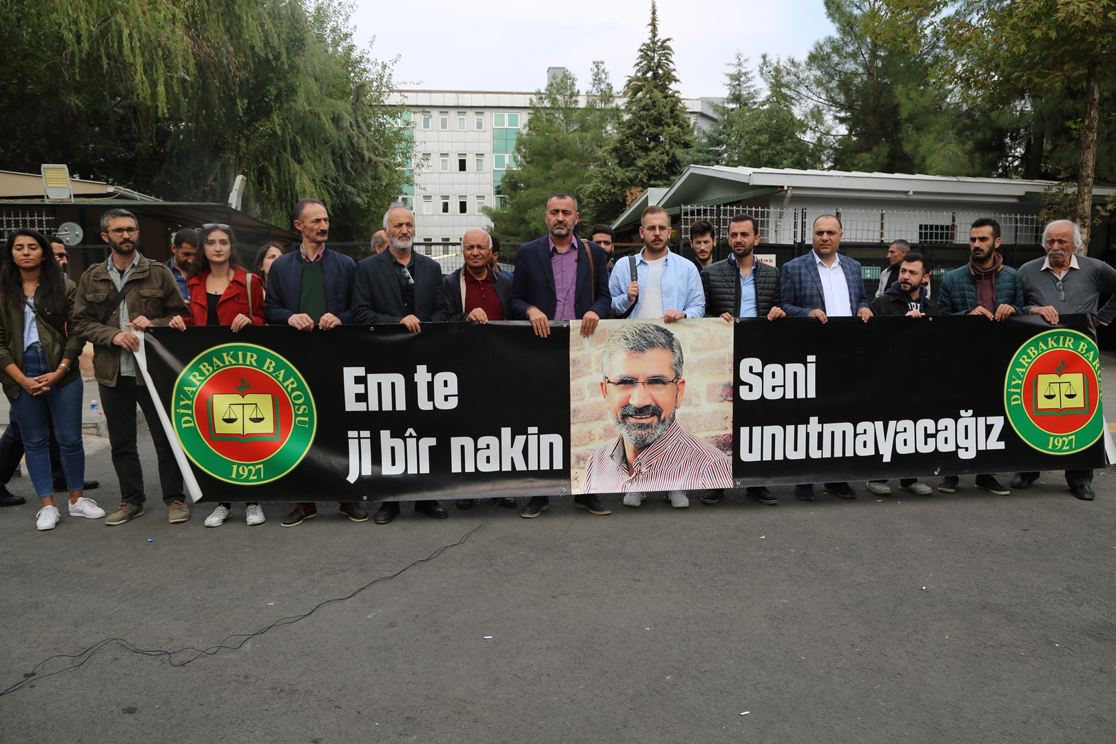 Baro Başkanımız Tahir ELÇİ'nin Katledilişinin 200. Haftası Anma Etkinliği Diyarbakır Adliyesi Önünde Gerçekleştirildi... — 1