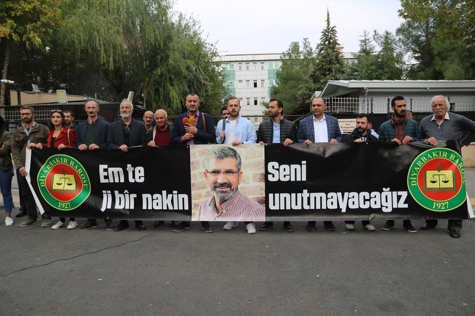 Baro Başkanımız Tahir ELÇİ'nin Katledilişinin 200. Haftası Anma Etkinliği Diyarbakır Adliyesi Önünde Gerçekleştirildi... — 2