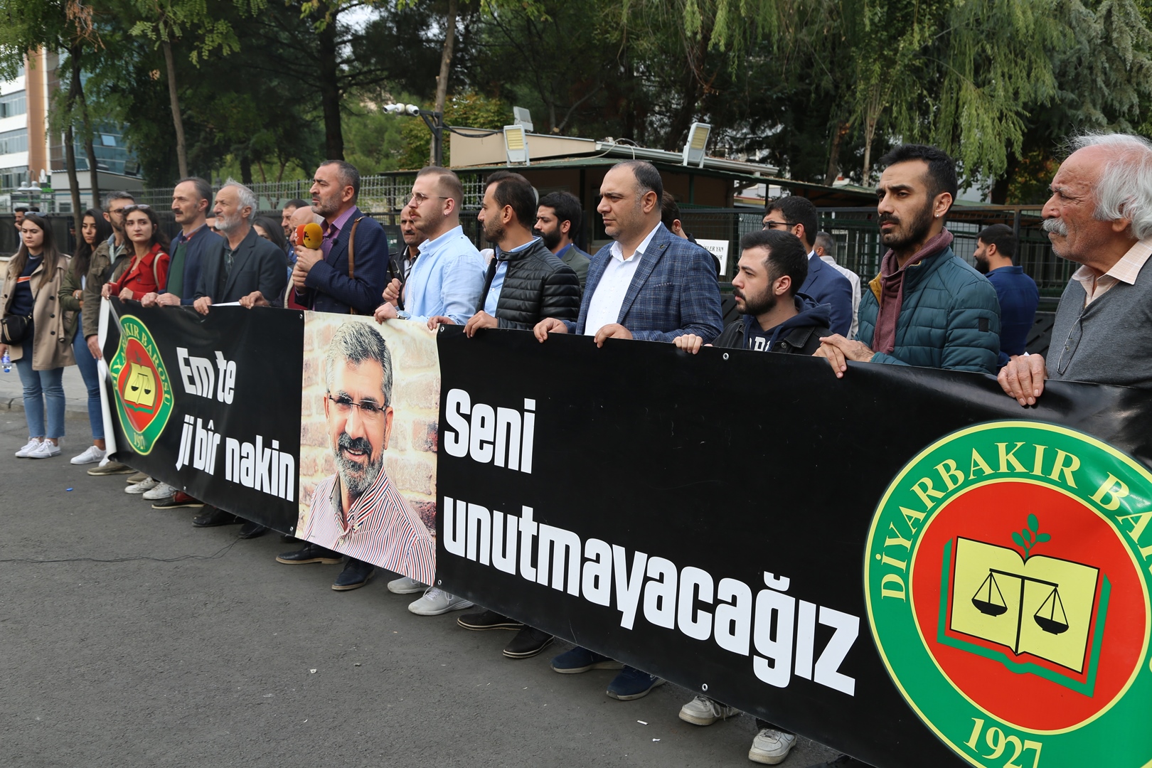 Baro Başkanımız Tahir ELÇİ'nin Katledilişinin 200. Haftası Anma Etkinliği Diyarbakır Adliyesi Önünde Gerçekleştirildi... — 5