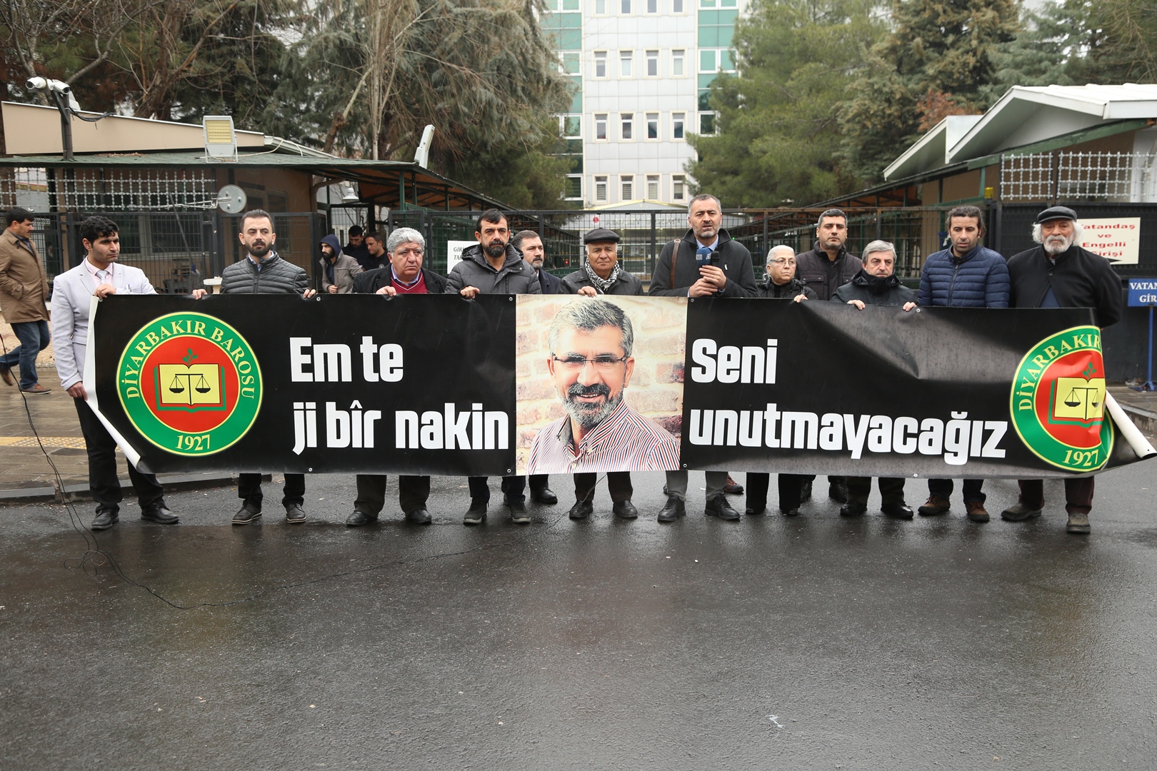 Baro Başkanımız Tahir ELÇİ'nin Katledilişinin 214. Haftası Anma Etkinliği Diyarbakır Adliyesi Önünde Gerçekleştirildi — 1