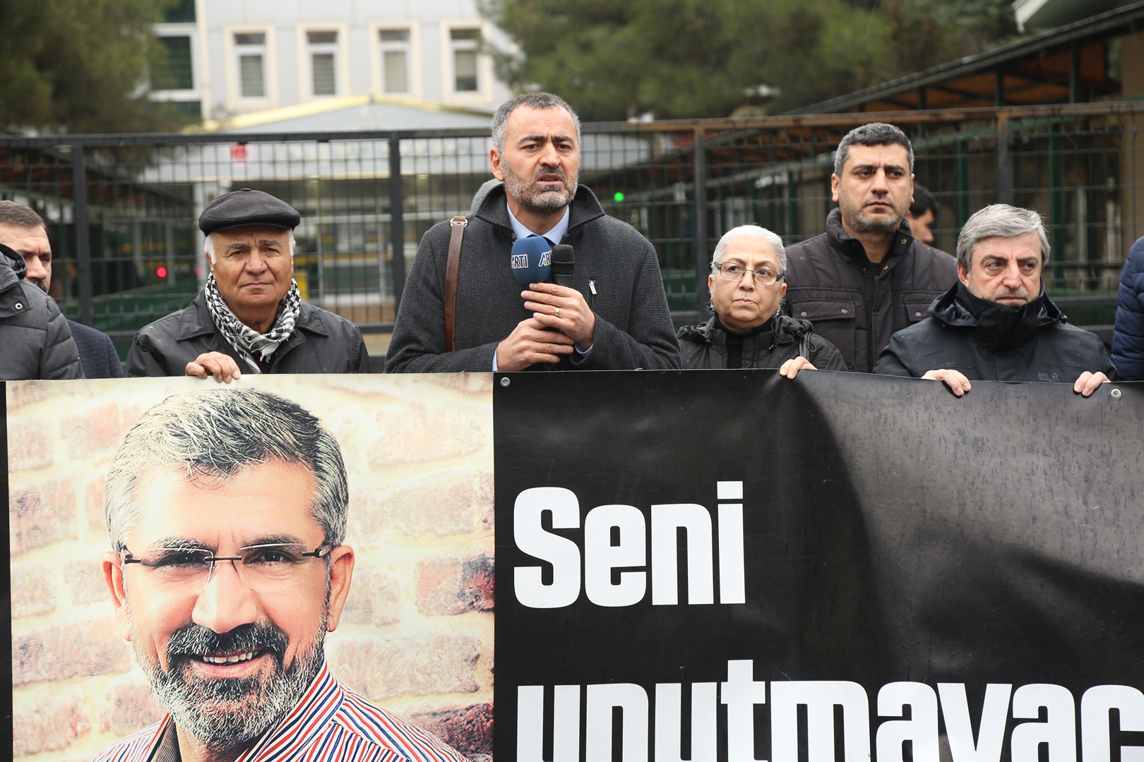Baro Başkanımız Tahir ELÇİ'nin Katledilişinin 214. Haftası Anma Etkinliği Diyarbakır Adliyesi Önünde Gerçekleştirildi — 2