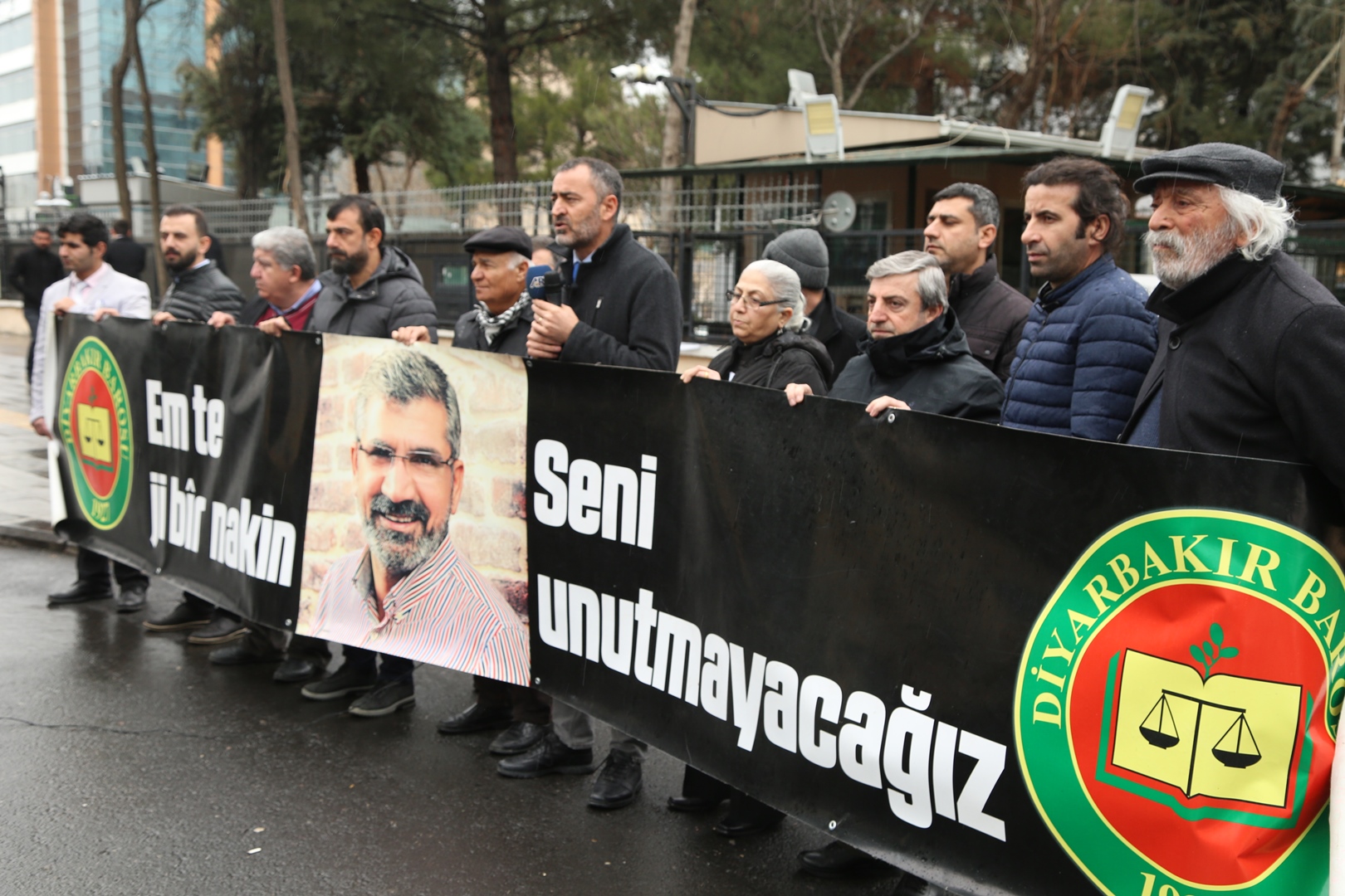 Baro Başkanımız Tahir ELÇİ'nin Katledilişinin 214. Haftası Anma Etkinliği Diyarbakır Adliyesi Önünde Gerçekleştirildi — 3