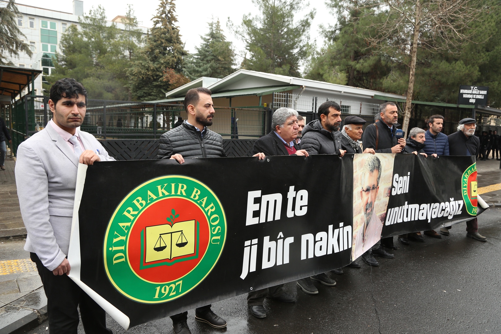 Baro Başkanımız Tahir ELÇİ'nin Katledilişinin 214. Haftası Anma Etkinliği Diyarbakır Adliyesi Önünde Gerçekleştirildi — 4
