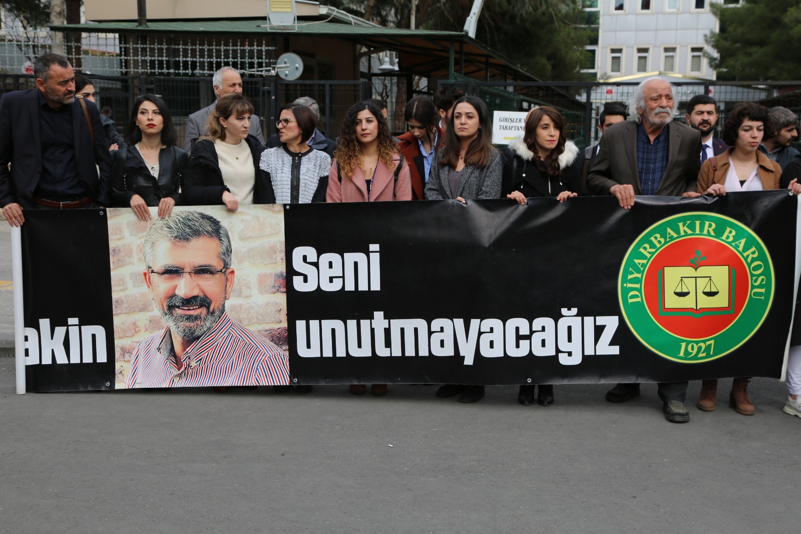 Baro Başkanımız Tahir ELÇİ'nin Katledilişinin 218. Haftası Anma Etkinliği Diyarbakır Adliyesi Önünde Gerçekleştirildi — 6