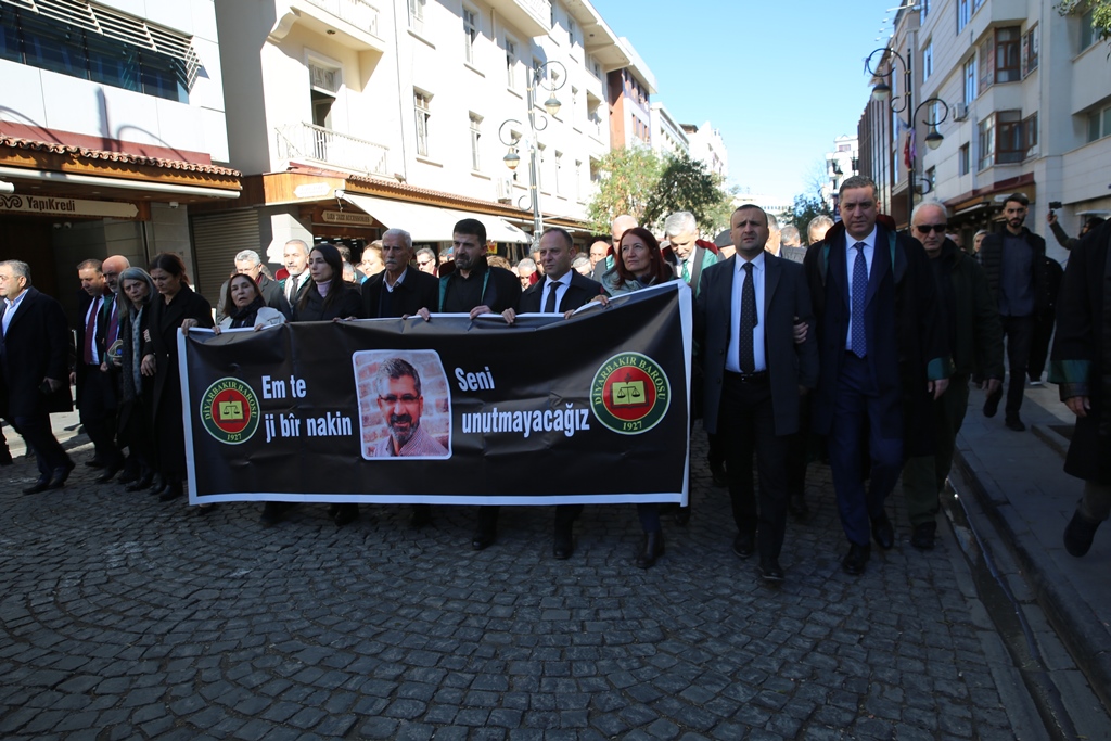 Baro Başkanımız Av. Tahir ELÇİ, Dört Ayaklı Minarenin Önünde Anıldı : ' Em Te Ji Bir Nakin...' — 6