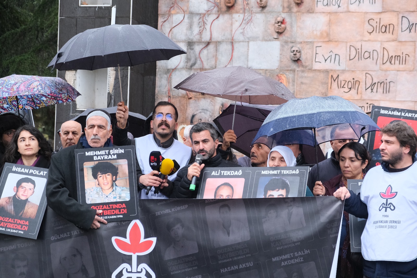 İnsan Hakları Haftası Programı Kapsamında Yaşam Hakkı Anıtı Önünde Kayıp Yakınları Eylemi Yapıldı — 1