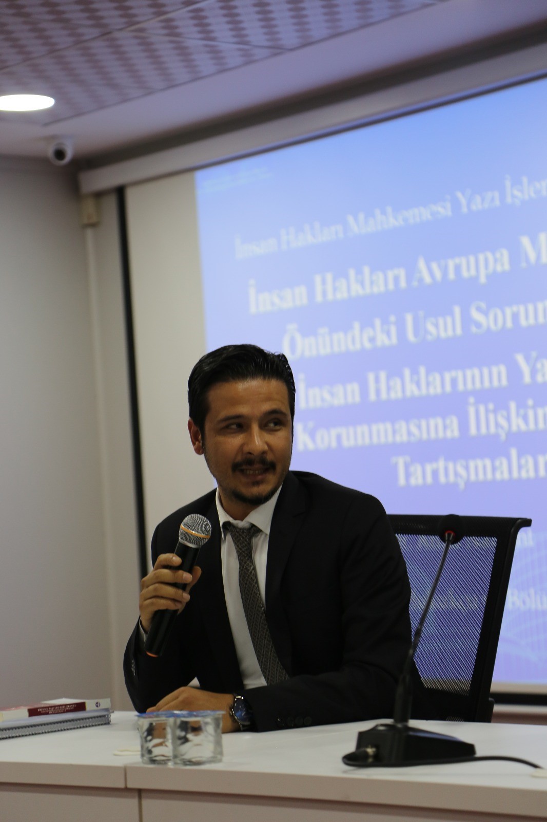 Semînera Bi Mijara Di Serîlêdanên DEMM (İHAM)’ê Pirsgirêkên Usûlê Û Nîqaşên Rojane Yên Di Derbarê Usûlê De Bi Beşdariya Gerînendeyê Karên Nivîsînê yê Daîreya 2. A Dadgeha Mafên Mirovan A Ewropayê Atîlla Nalbantî Pêk Hat — 7