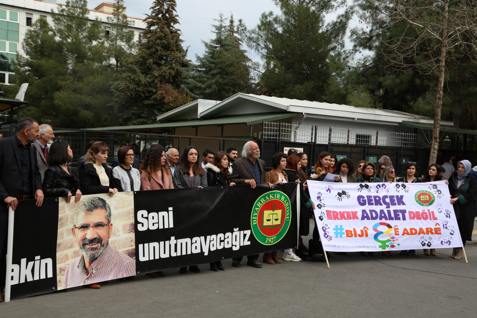 Baro Başkanımız Tahir ELÇİ'nin Katledilişinin 218. Haftası Anma Etkinliği Diyarbakır Adliyesi Önünde Gerçekleştirildi — 7