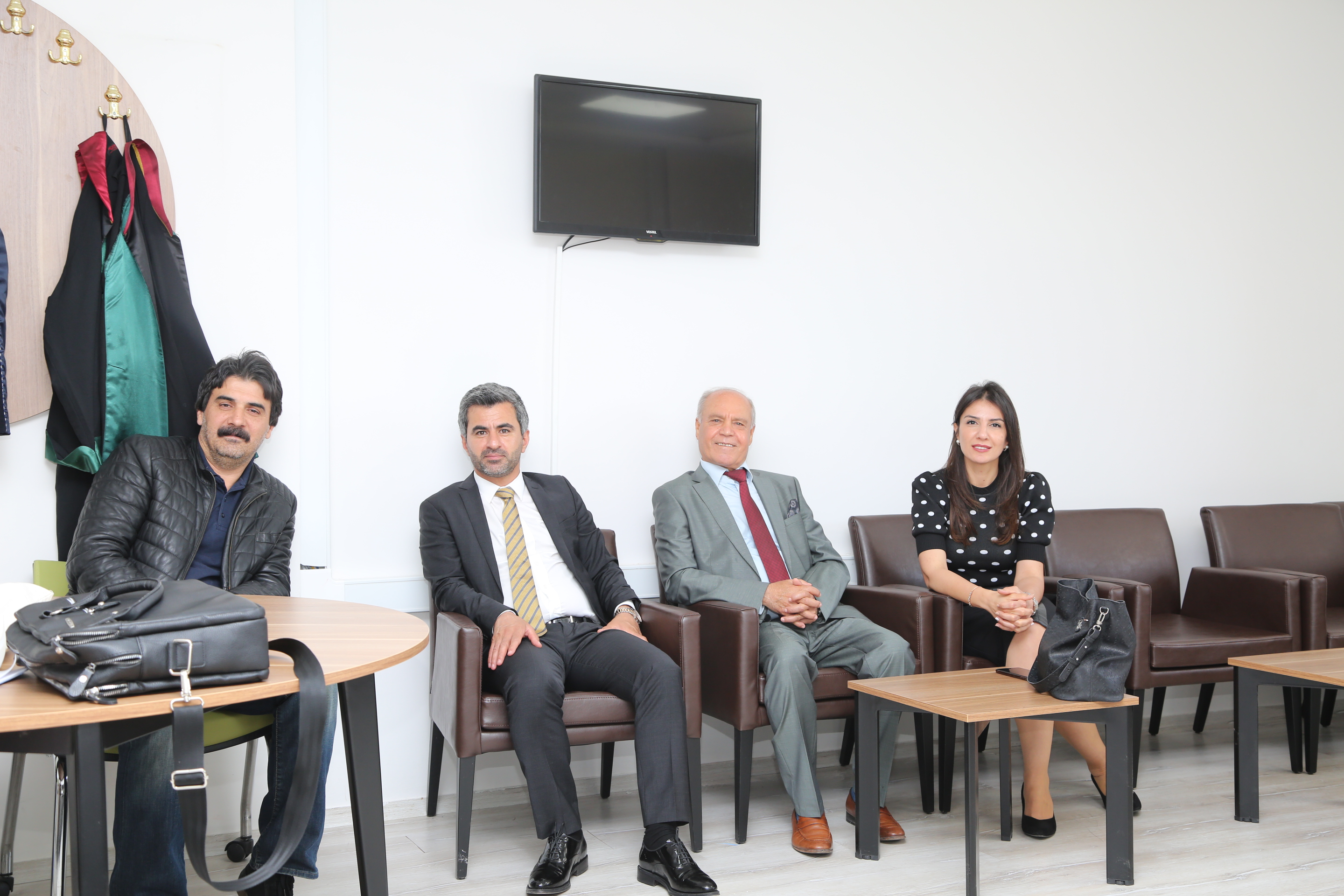 Em Li Edliyeya Erxeniyê Li Odeya Baroyê Ya Nû Bi Hempîşeyên Xwe Re Hatin Ba Hev — 4