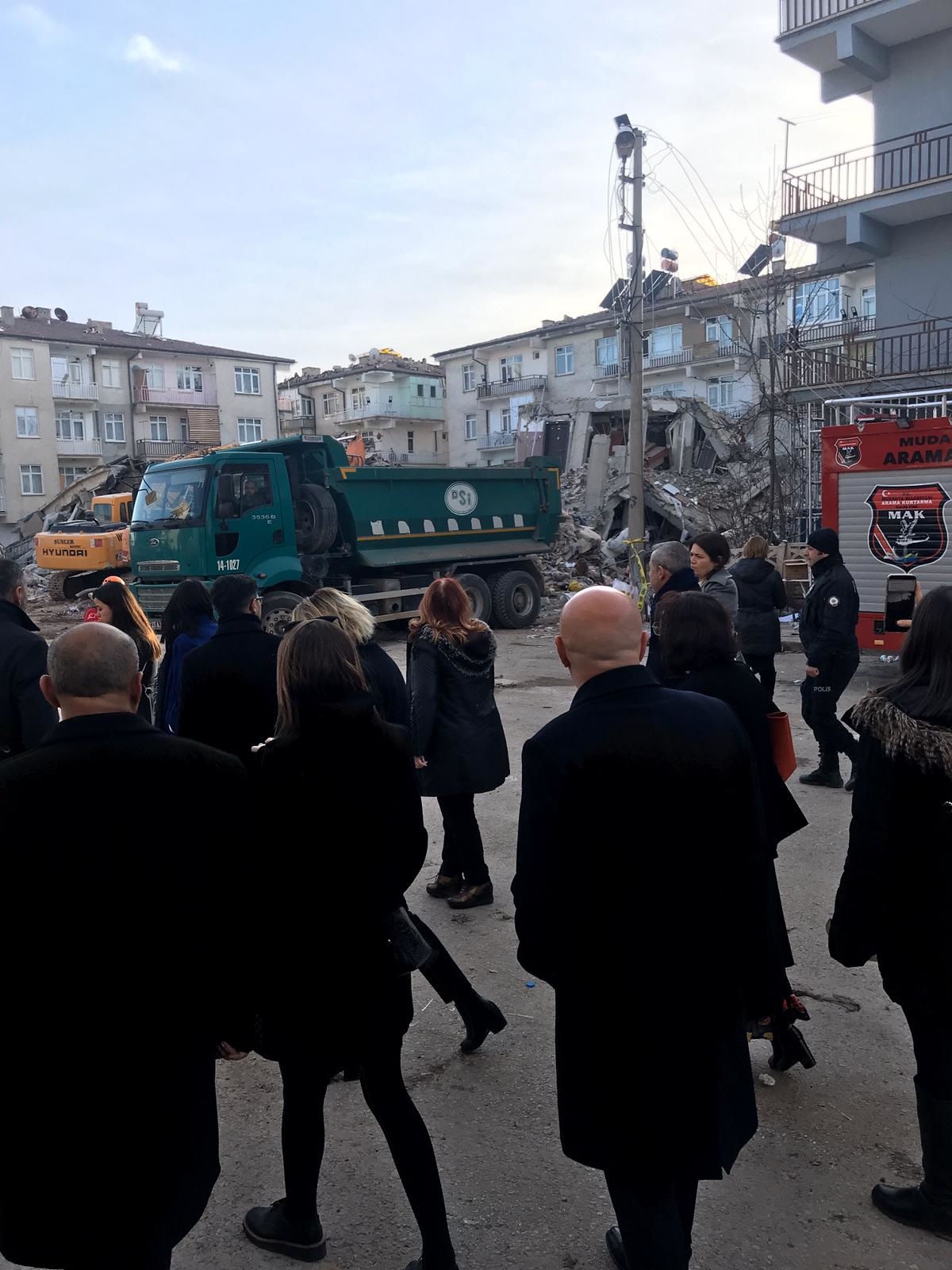 Baromuz ve Beraberindeki Heyet Deprem Bölgesini Ziyaret Etti — 7