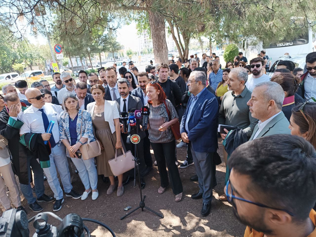 Heftemîn Daniştina Doza Ku Kujerên Serokê Baroya me Tahîr Elçiyî Tên Darizandin Pêk Hat. — 8