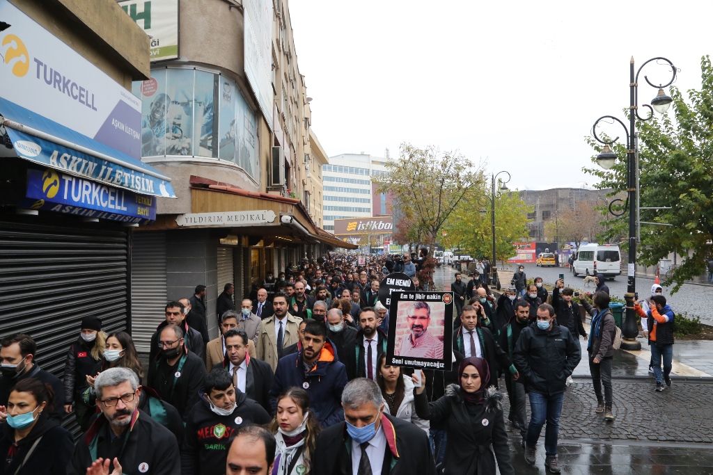 Em Di 6’emîn Salvegera Kuştina Wî De Xwedî Li Mîrateya Têkoşîna Mafên Mirovan a Serokê Xwe Yê Ebedî  Prz.Tahîr Elçîyî Derdikevin û Bi Rêzdarî û Hesret Bi Bîr Tînin. — 9