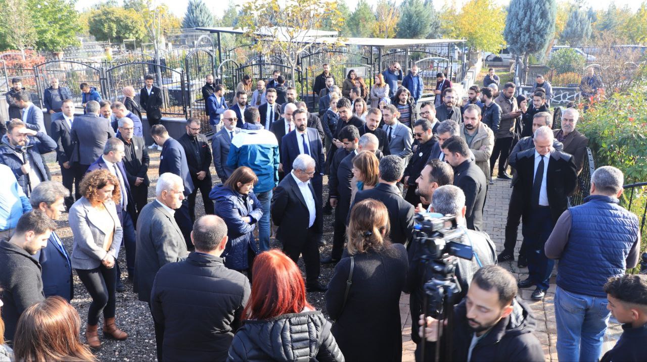 Baro Başkanımız Av.Tahir ELÇİ, Kabri Başında Anıldı… — 8