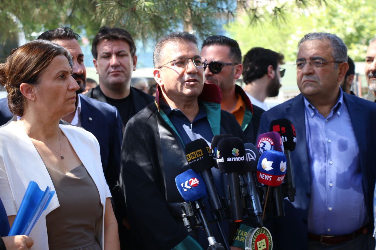 Heftemîn Daniştina Doza Ku Kujerên Serokê Baroya me Tahîr Elçiyî Tên Darizandin Pêk Hat. — 9
