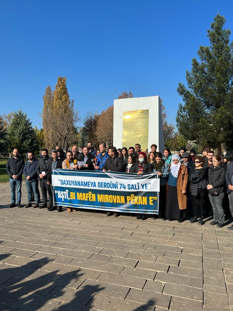 İnsan Hakları Haftası Programı Kapsamında, Diyarbakır'daki Sivil Toplum ve Meslek Örgütlerinin Katılımı ile İnsan Hakları Anıtı Önünde Basın Açıklaması Yapıldı. — 1