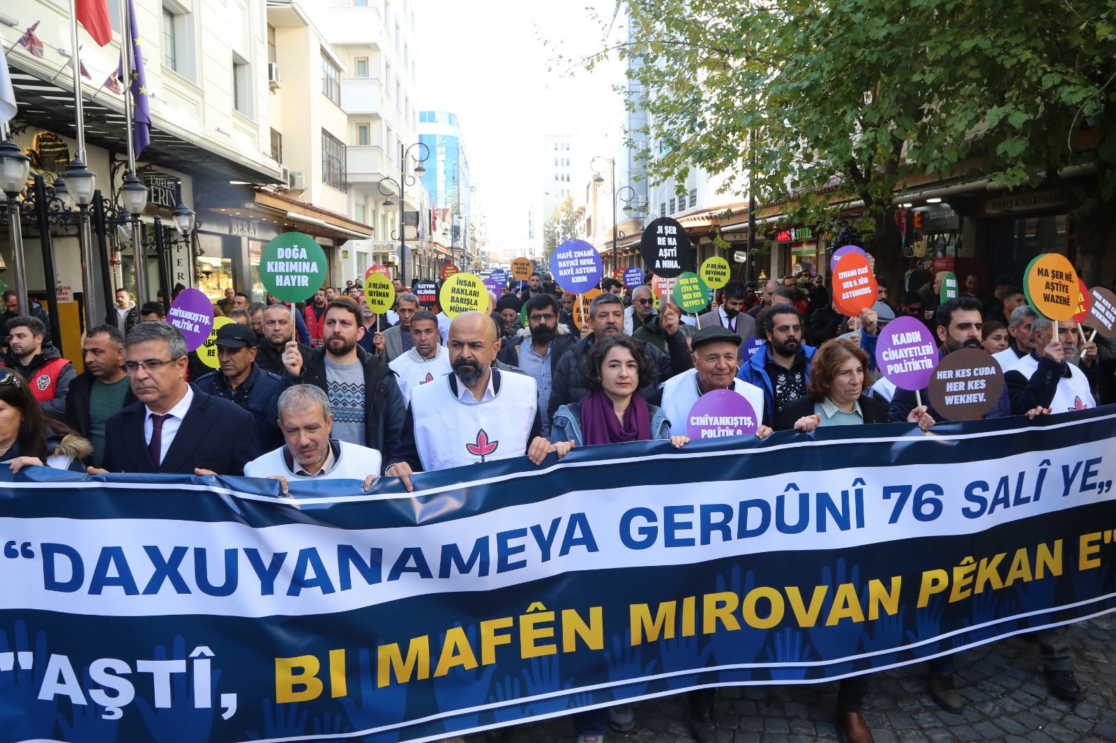 İnsan Hakları Haftası Programı kapsamında, Diyarbakır'daki Sivil Toplum ve Meslek Örgütlerinin katılımı ile 'İnsan Hakları Haftası Yürüyüşü' ve basın açıklaması yapıldı — 1