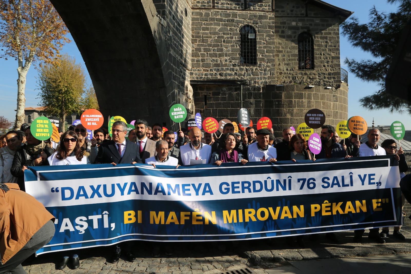 İnsan Hakları Haftası Programı kapsamında, Diyarbakır'daki Sivil Toplum ve Meslek Örgütlerinin katılımı ile 'İnsan Hakları Haftası Yürüyüşü' ve basın açıklaması yapıldı — 2