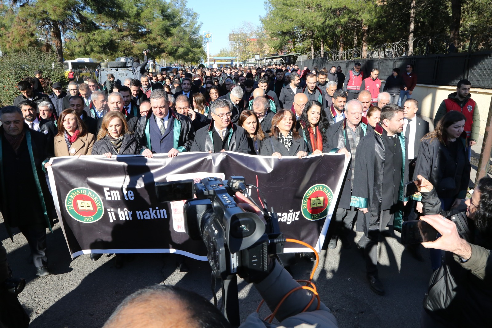 Baro Başkanımız Av. Tahir ELÇİ, Dört Ayaklı Minare Önünde Anıldı  "Faillerin cezalandırılması için bütün gücümüzle mücadele etme kararlılığımızı bir kez daha yineliyoruz...." — 2