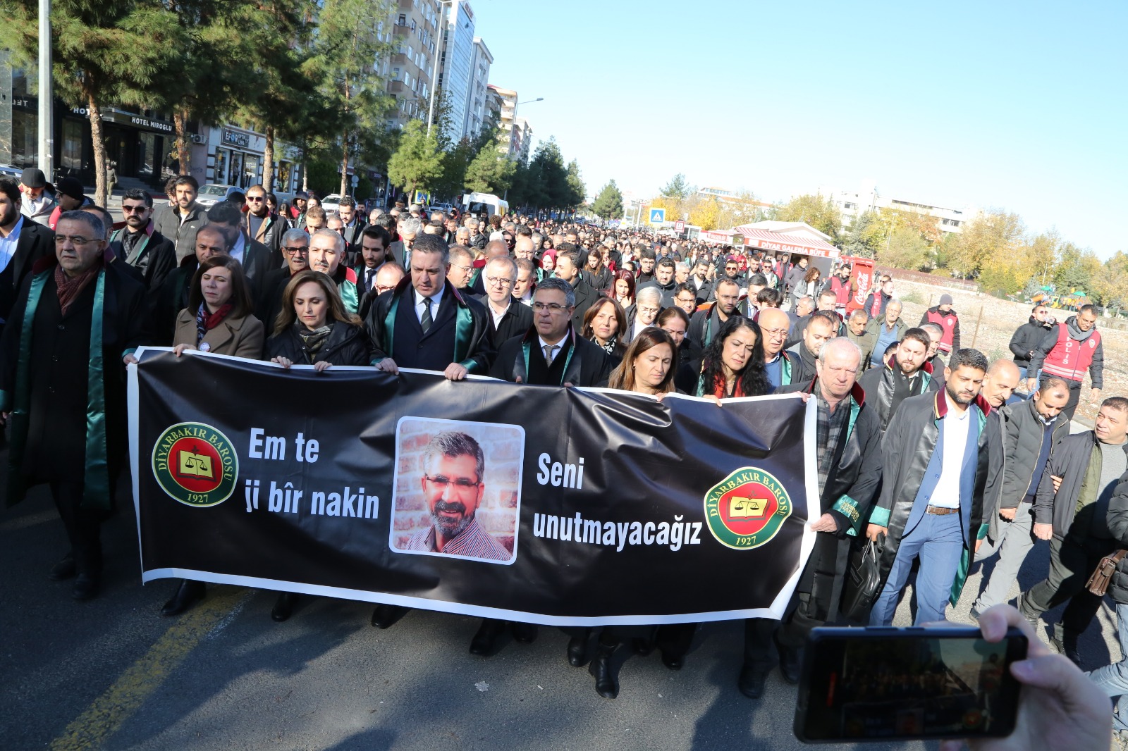 Baro Başkanımız Av. Tahir ELÇİ, Dört Ayaklı Minare Önünde Anıldı  "Faillerin cezalandırılması için bütün gücümüzle mücadele etme kararlılığımızı bir kez daha yineliyoruz...." — 3
