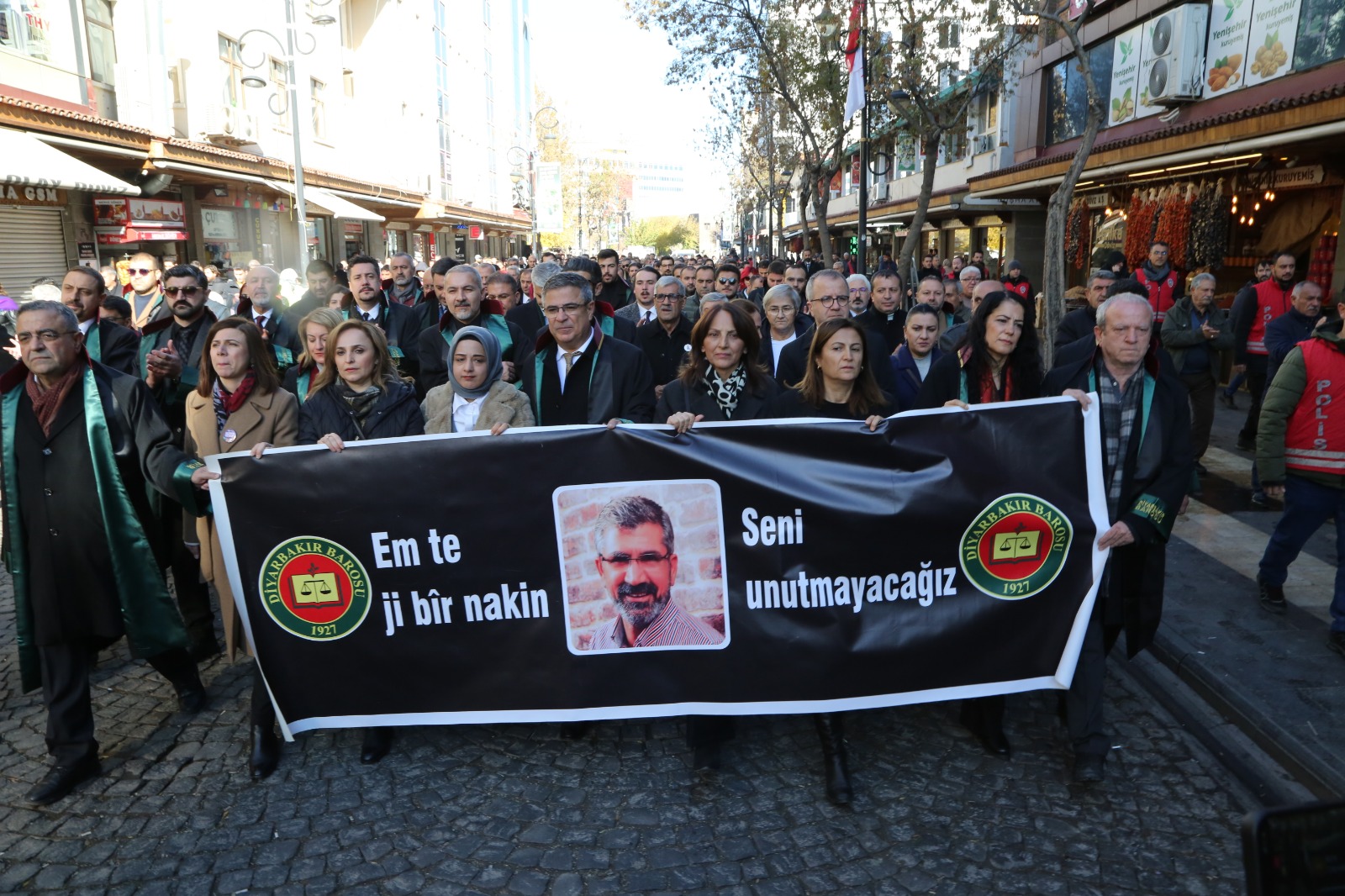 Baro Başkanımız Av. Tahir ELÇİ, Dört Ayaklı Minare Önünde Anıldı  "Faillerin cezalandırılması için bütün gücümüzle mücadele etme kararlılığımızı bir kez daha yineliyoruz...." — 4