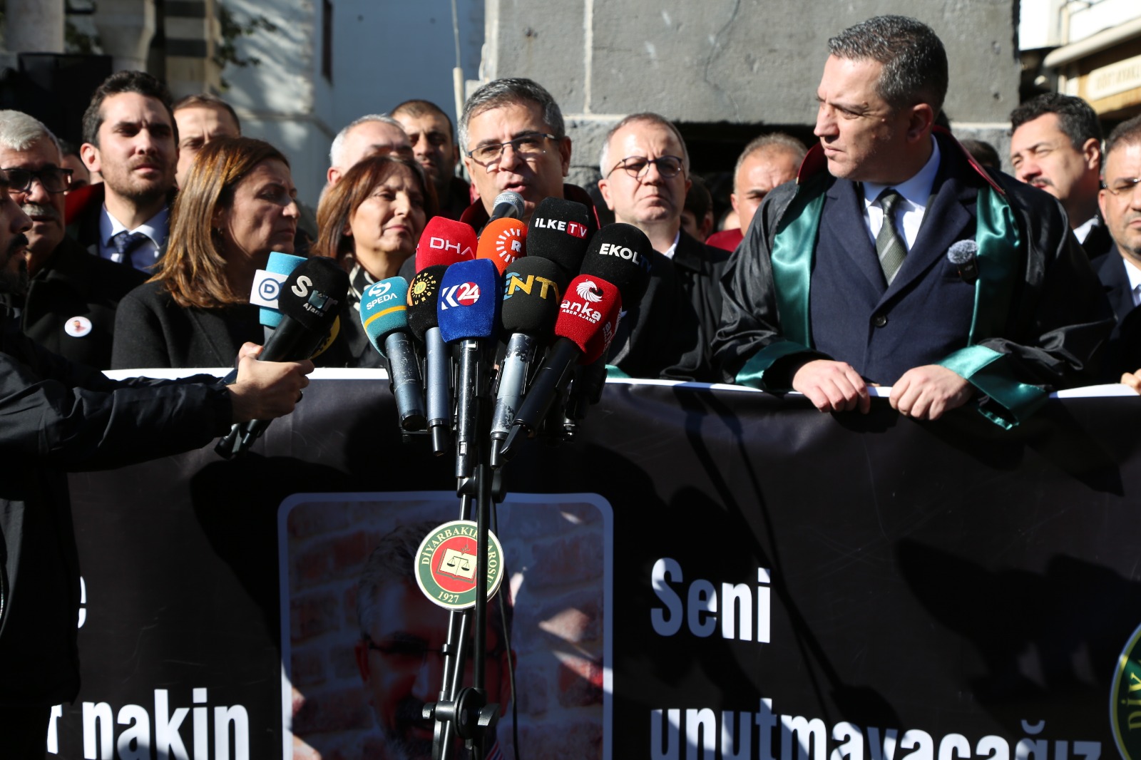 Baro Başkanımız Av. Tahir ELÇİ, Dört Ayaklı Minare Önünde Anıldı  "Faillerin cezalandırılması için bütün gücümüzle mücadele etme kararlılığımızı bir kez daha yineliyoruz...." — 1