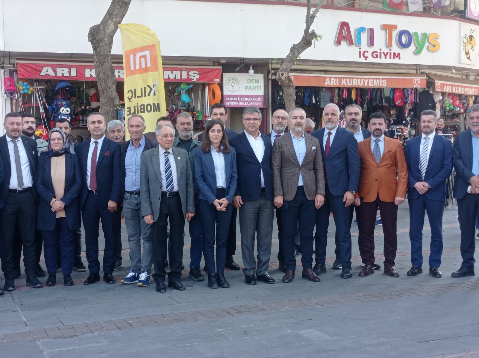 Bölge Barolarının katılımıyla Batman Belediyesine kayyım atanmasına ilişkin Batman Adliyesi önünde basın açıklaması gerçekleştirildi — 1
