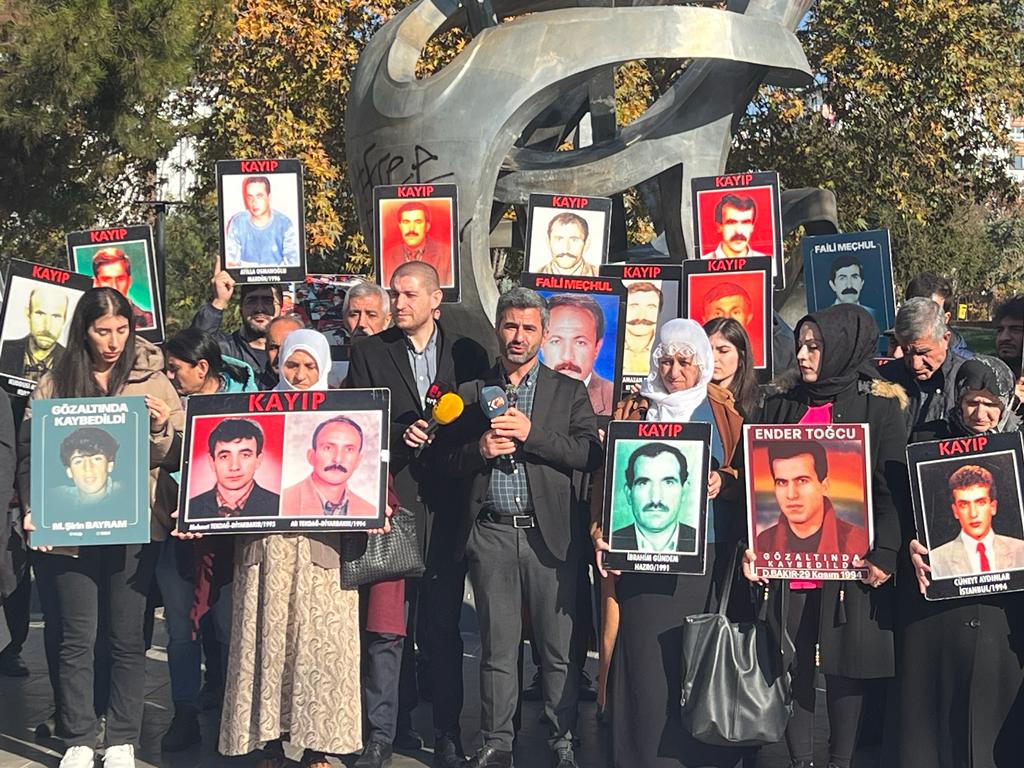 İnsan Hakları Haftası Programı Kapsamında Yaşam Hakkı Anıtı önünde Kayıp Yakınları Eylemi Yapıldı. — 1