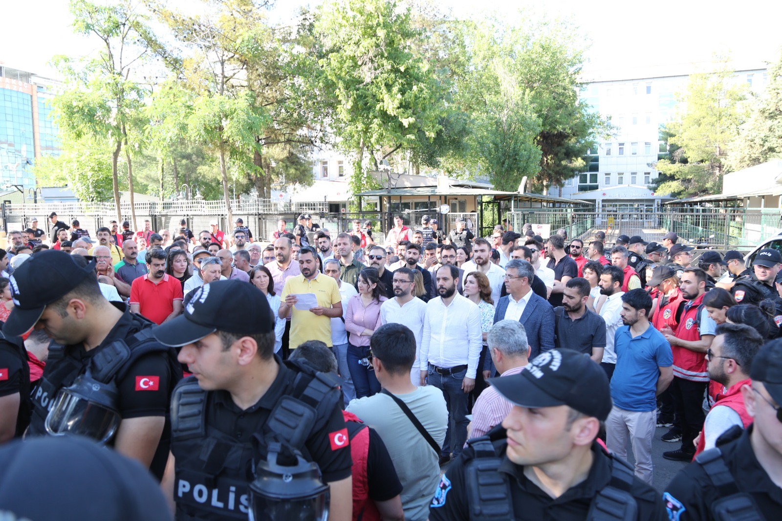Hakkari Belediyesi Başkanının Gözaltına Alınması ve Hakkari Belediyesi Başkanlığına Kayyım Ataması Kararına Karşı Basın Açıklaması Yapıldı — 1