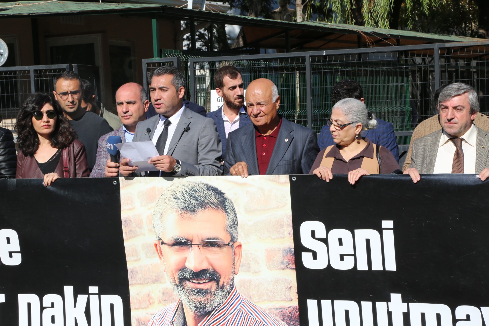 Baro Başkanımız Tahir ELÇİ'nin Katledilişinin 201. Haftası Anma Etkinliği Diyarbakır Adliyesi Önünde Gerçekleştirildi... — 4
