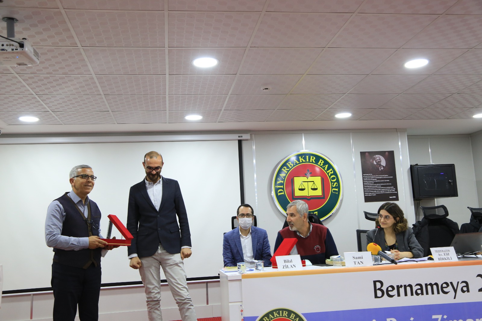 21 Şubat Dünya Anadil Günü kapsamında Baromuz Kürtçe Dil Komisyonunun düzenlediği Panel, Tahir Elçi konferans salonunda gerçekleştirildi. — 5