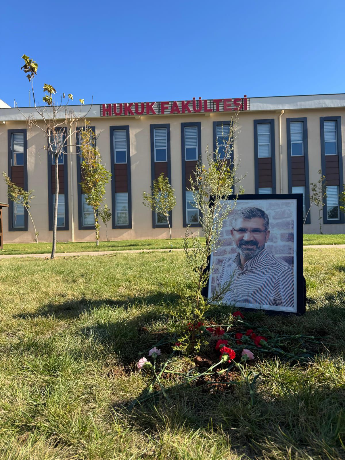 Dicle Üniversitesi Hukuk Fakültesi Öğrencilerine 'Av.Tahir Elçi Davası,Cezasızlık ve Ceza Hukukunda Etkin Yargılama' konulu panel düzenlendi — 3