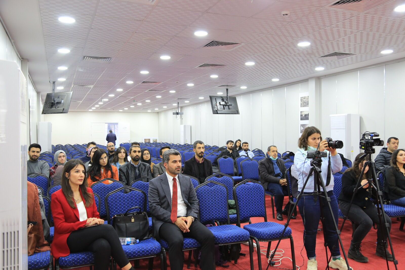 21 Şubat Dünya Anadil Günü kapsamında Baromuz Kürtçe Dil Komisyonunun düzenlediği Panel, Tahir Elçi konferans salonunda gerçekleştirildi. — 2