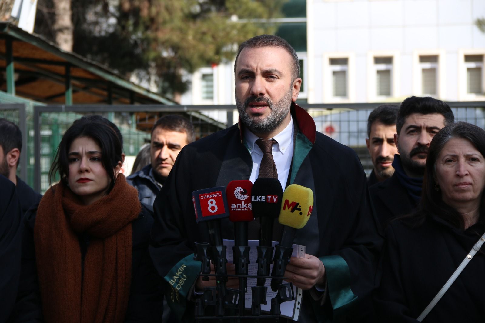 Meslektaşımız Av. Fırat EPÖZDEMİR'in tutuklanması ve Avukatlık mesleğine yönelik müdahaleler nedeniyle ÖHD ve İHD Amed şubeleri ile birlikte basın açıklaması gerçekleştirildi. — 1