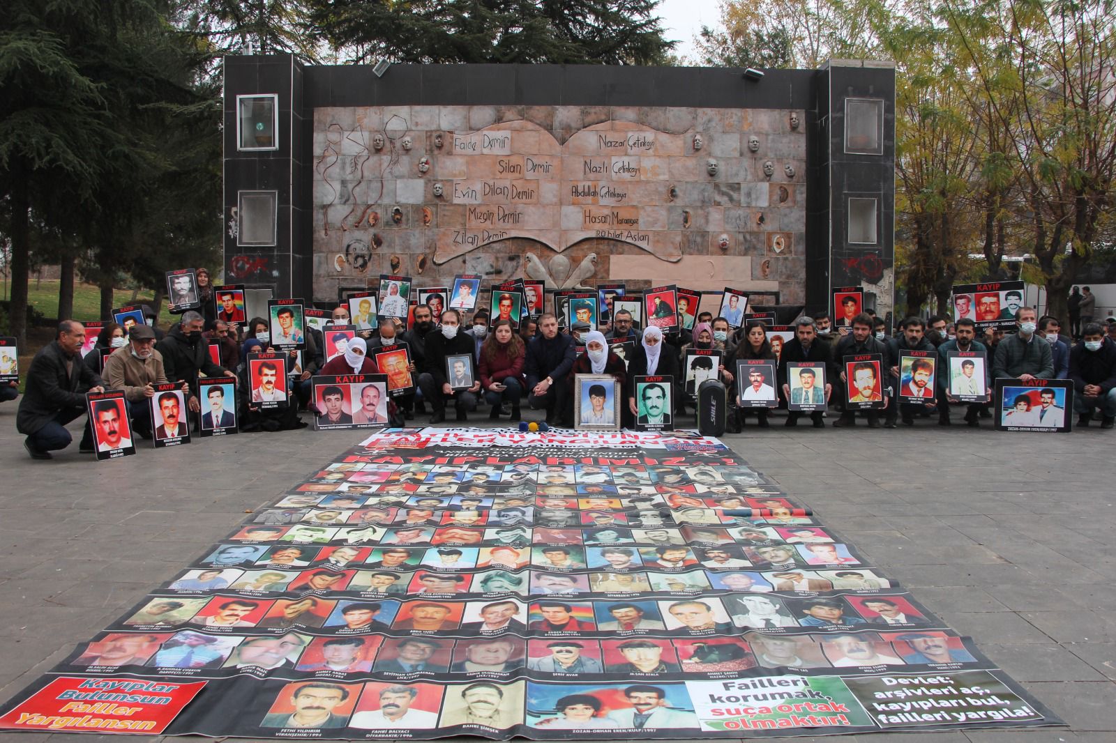 10-17 Aralık “İnsan Hakları Haftası” programı kapsamında, Koşuyolu Parkı Yaşam Hakkı Anıtı önünde Kayıp Yakınları Oturma Eylemi yapıldı. — 1