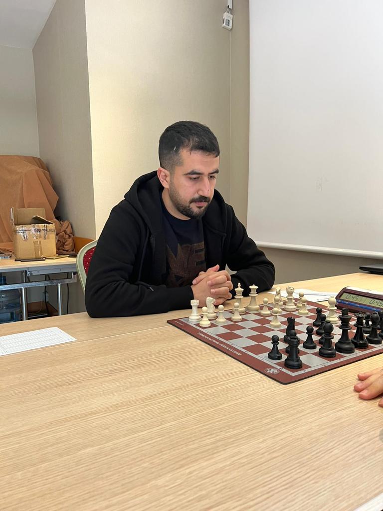 Endamê Baroya  Me Prz. Mehmet Ferît OZTEKÎN Di Turnûvaya Kişikê De Bû Şampiyon... — 2