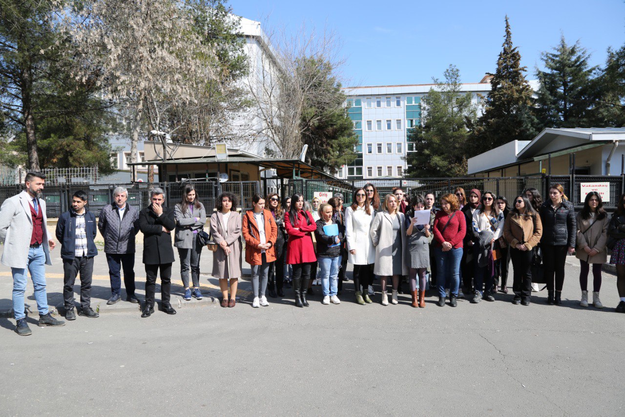 8 Mart Dünya Kadınlar Günü Nedeniyle Diyarbakır Adliyesi Önünde Ortak Basın Açıklaması Yapıldı — 1