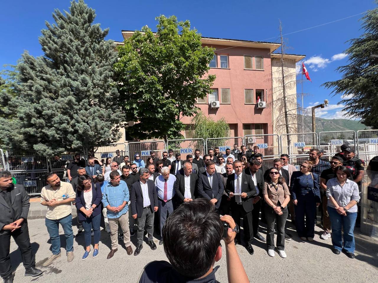 Hakkari Belediyesi Başkanının Gözaltına Alınması ve Belediye Başkanlığına Kayyım Ataması Kararına Karşı Hakkari Adliyesi Önünde Basın Açıklaması Yapıldı — 1