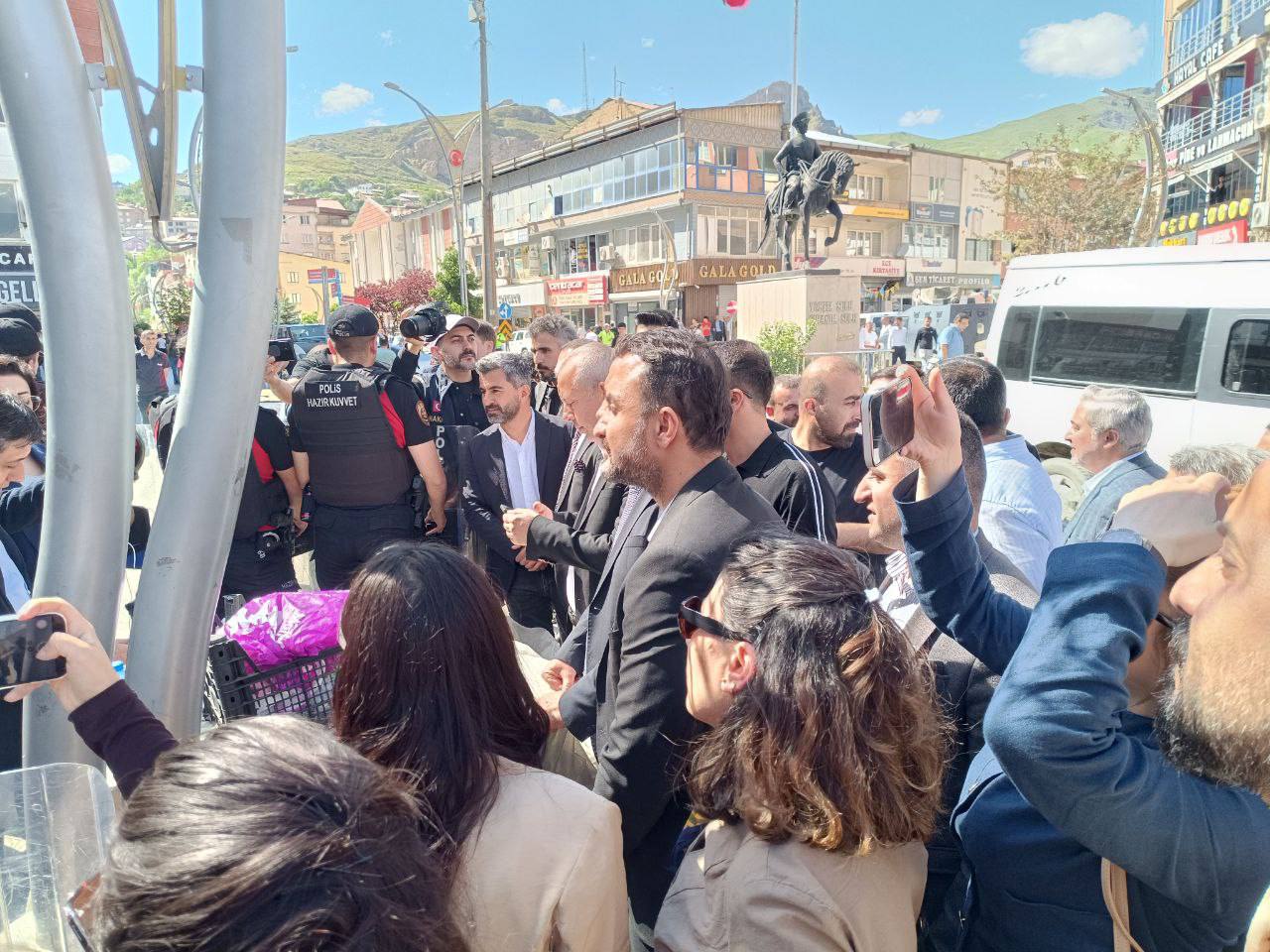 Hakkari Belediyesi Başkanının Gözaltına Alınması ve Belediye Başkanlığına Kayyım Ataması Kararına Karşı Hakkari Adliyesi Önünde Basın Açıklaması Yapıldı — 3