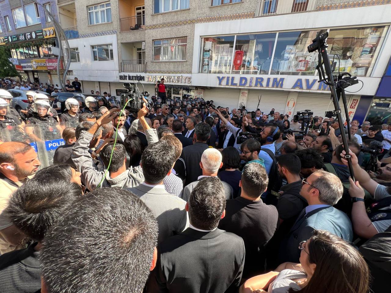 Hakkari Belediyesi Başkanının Gözaltına Alınması ve Belediye Başkanlığına Kayyım Ataması Kararına Karşı Hakkari Adliyesi Önünde Basın Açıklaması Yapıldı — 4