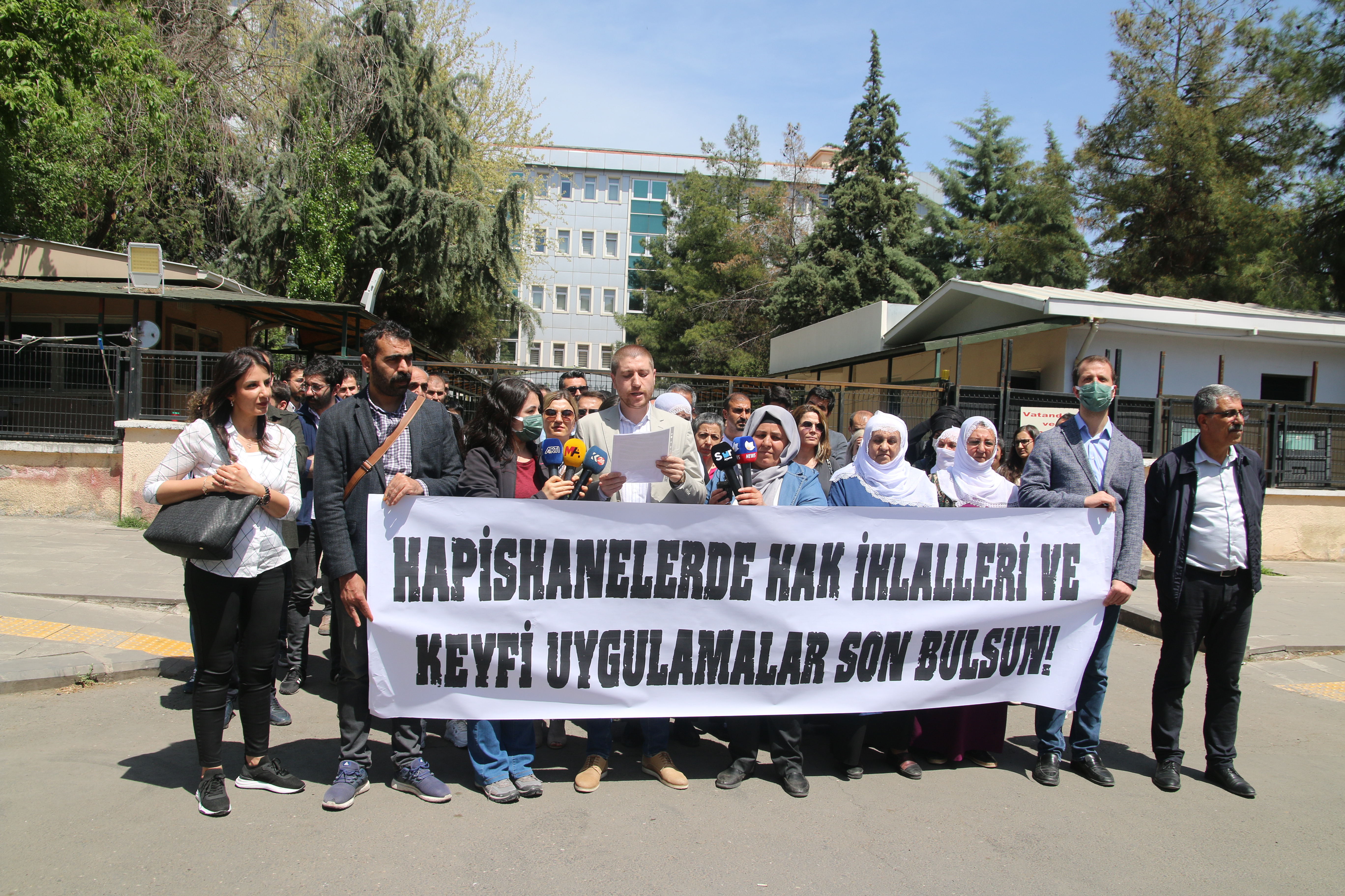 Ceza İnfaz Kurumları'nda Yaşanan Hak İhlallerine Karşı Baromuz ve STK'lar Ortak Basın Açıklaması Yaptı. — 1