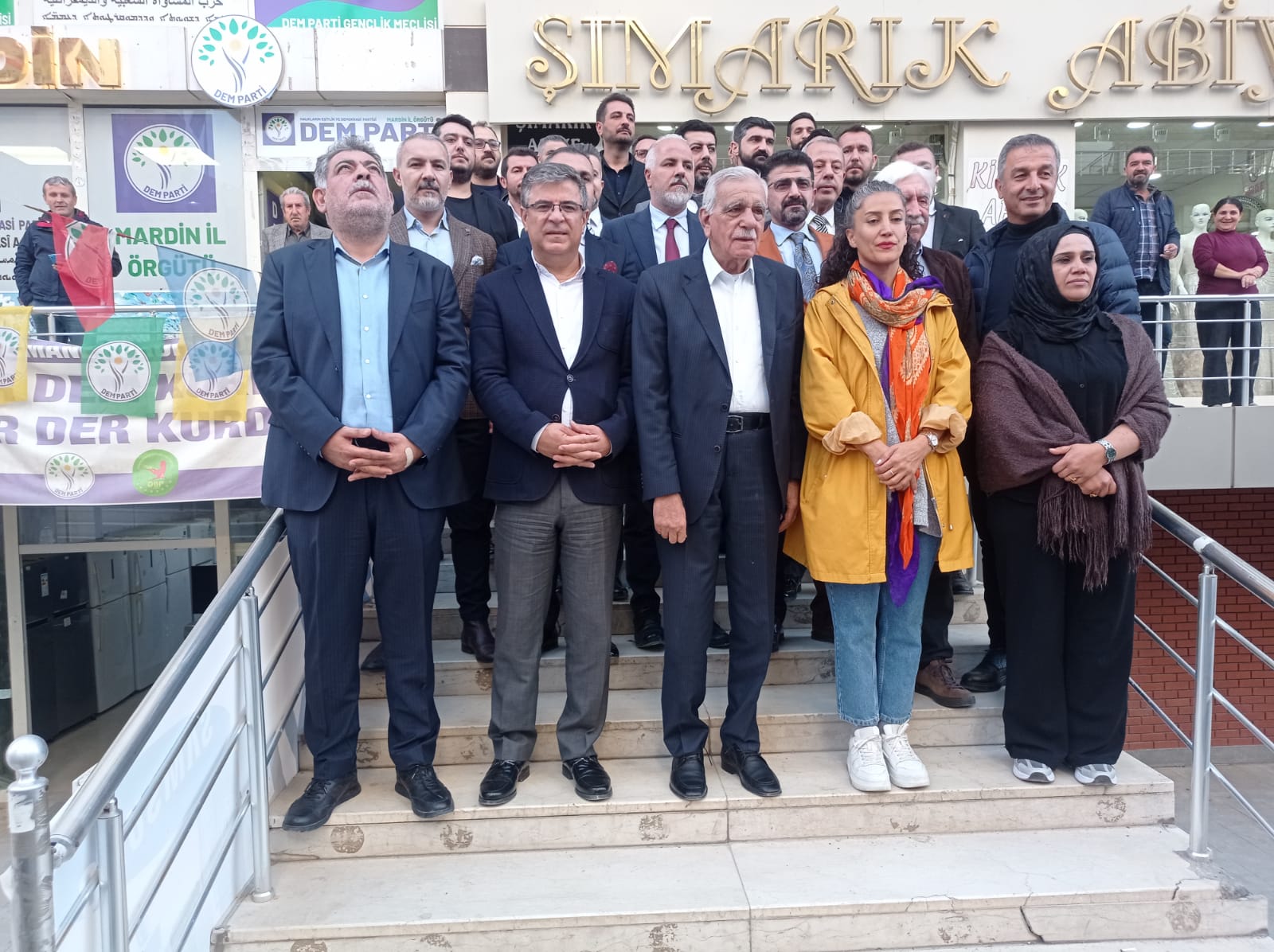 Bölge Barolarının katılımıyla Mardin Belediyesine kayyım atanmasına ilişkin Mardin Adliyesi önünde basın açıklaması gerçekleştirildi — 1