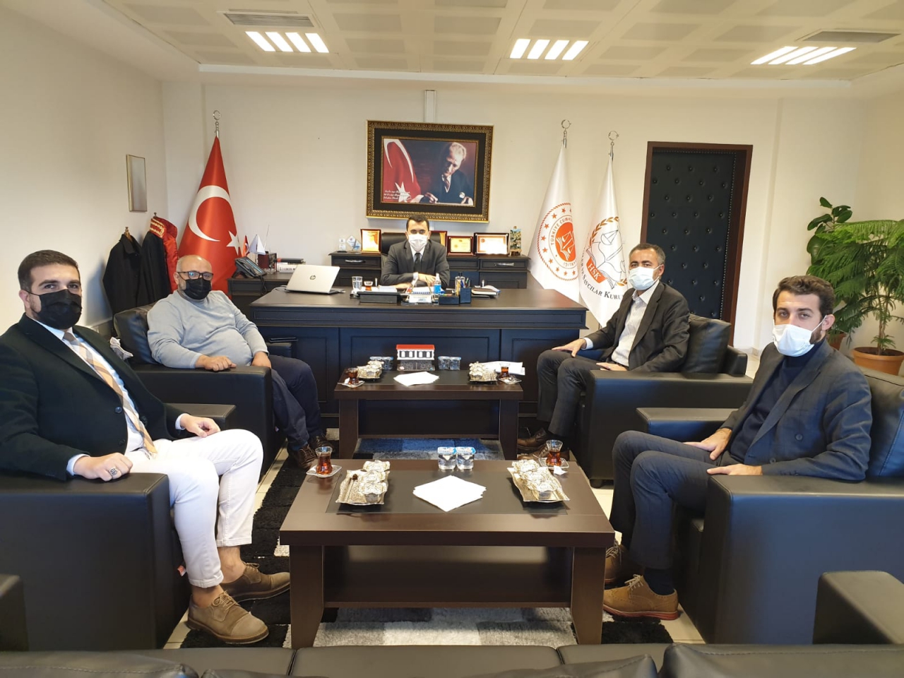 Meslektaşlarımızın baro yönetimine aktardıkları sorunlarla ilgili olarak diyarbakır adli yargı adalet komisyonu başkanı sn. beytullah özer ile görüşme gerçekleştirildi. — 1